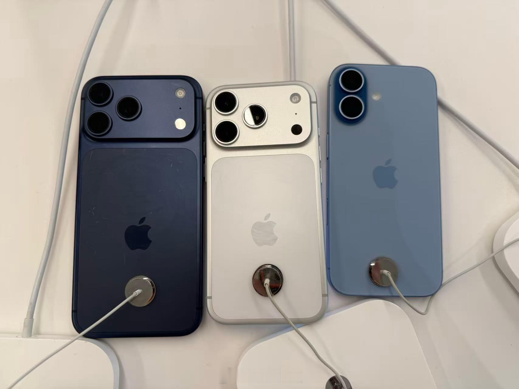 小伙伴逛街去实体店看了一下样机蓝色的划痕好明显[允悲]银色的含金量还在上升🔝 