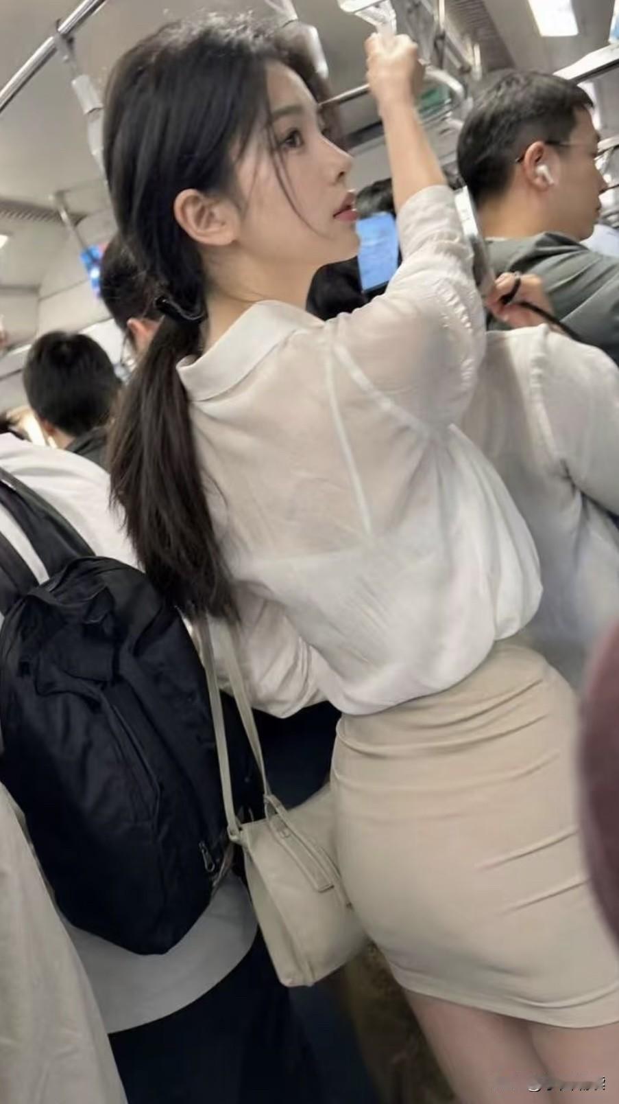 姑娘交个朋友好吗？真的不忍心你挤地铁，我的副驾驶正好缺一个人，我想每天接送你上下