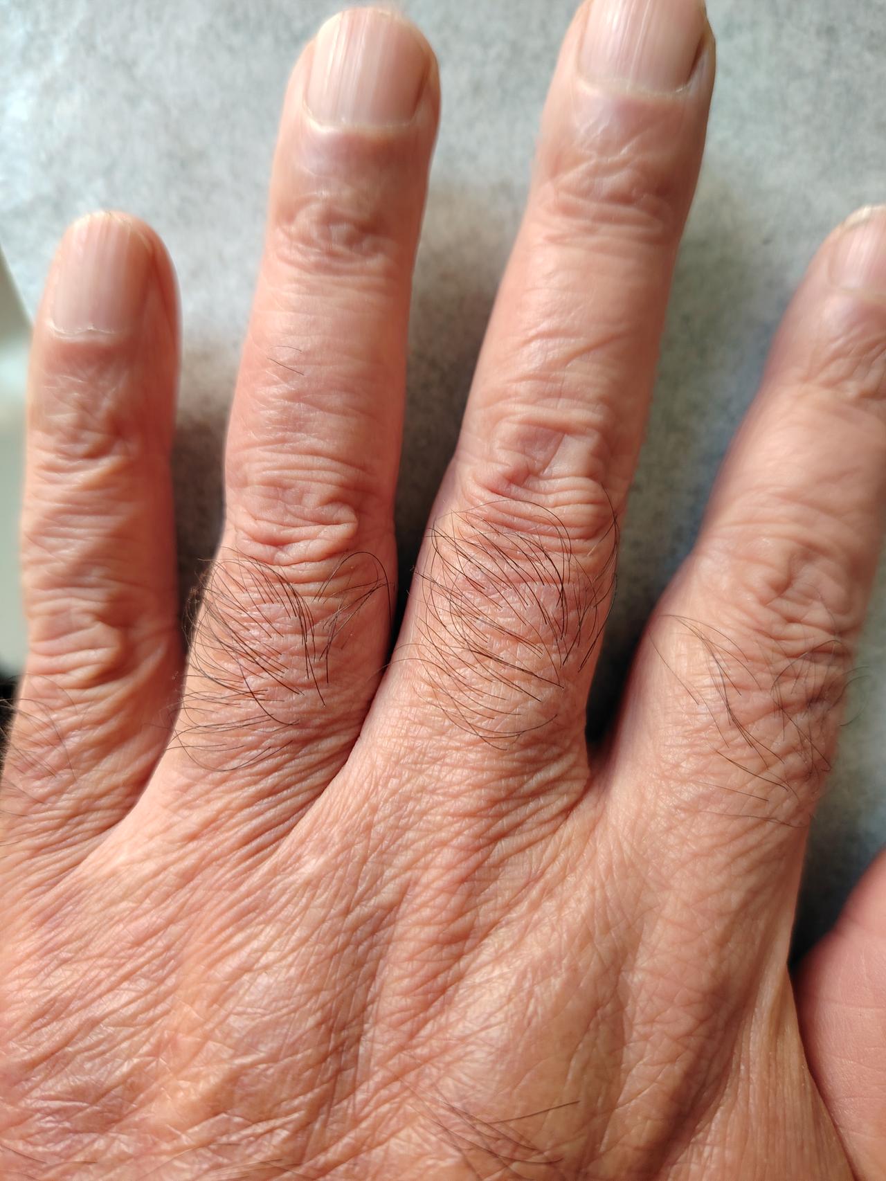 昨天傍晚我到村子的大十字去打纯净水，回来的时候看见邻居家正在门口忙乎，他们用汽车