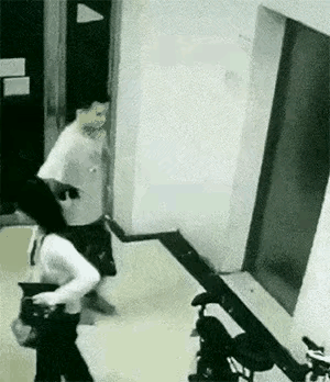 这是监控拍摄到的一幕，
这行为举止太变态了，