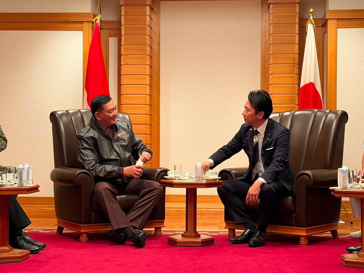共同网：日本右翼分子小泉进次郎6月5日（周五）与印尼国防部长沙夫里在东京会谈期间