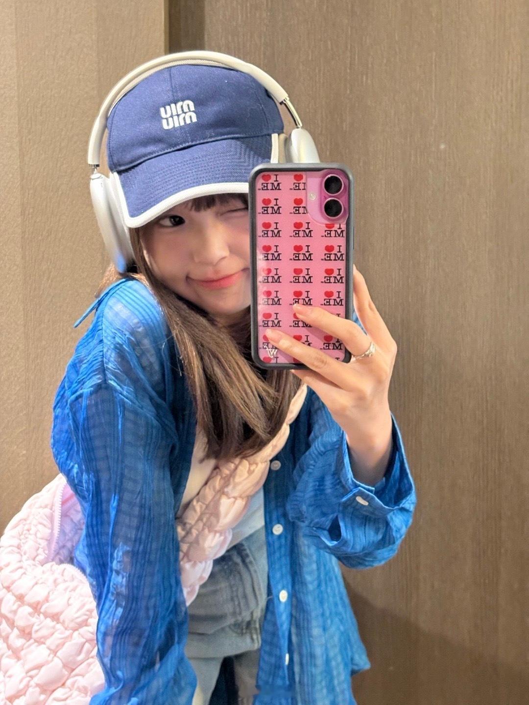 富人新标识：最新款iPhone戴WF联名款手机壳。 ​​​
