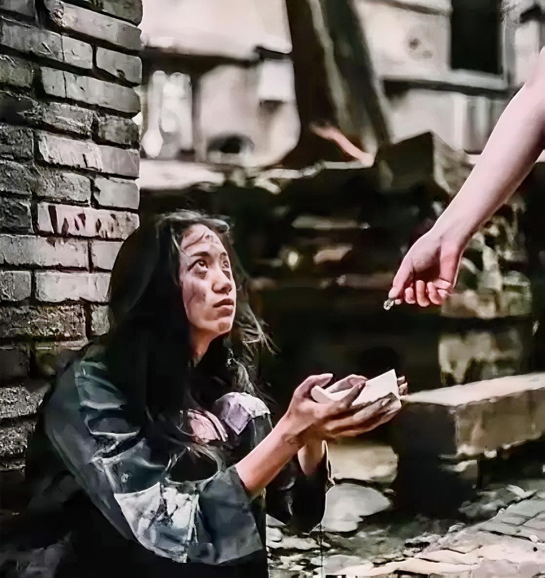1977年，北京知青谢炳义买了两碗面递给乞丐女子，然而女子却寸步不离的跟着他，他