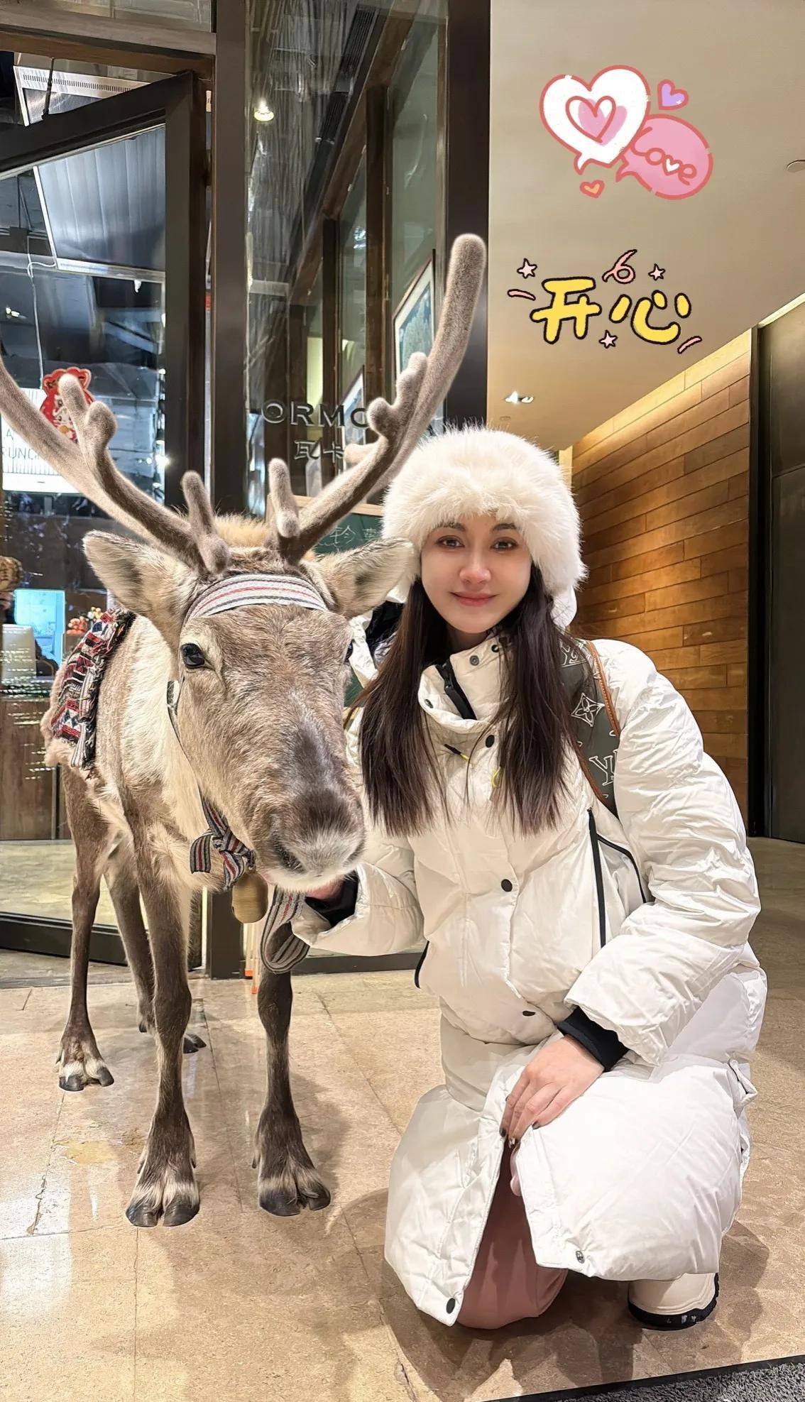 杨雪在哈尔滨的酒店前台和小鹿合影，这位姐姐太会保养了。不仅皮肤和身材保持得好，心