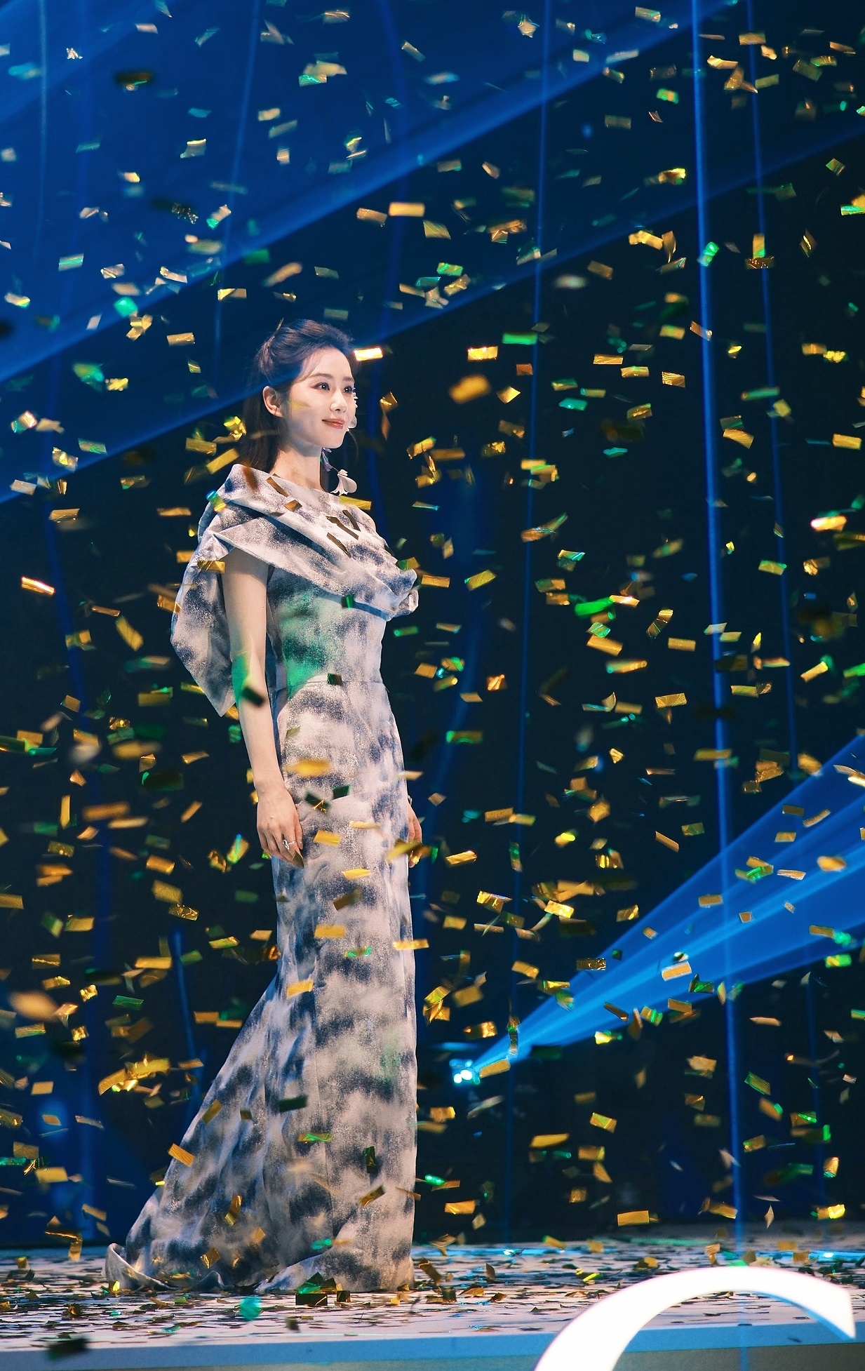 👗水墨晕染好像彩带坠落前的倒影