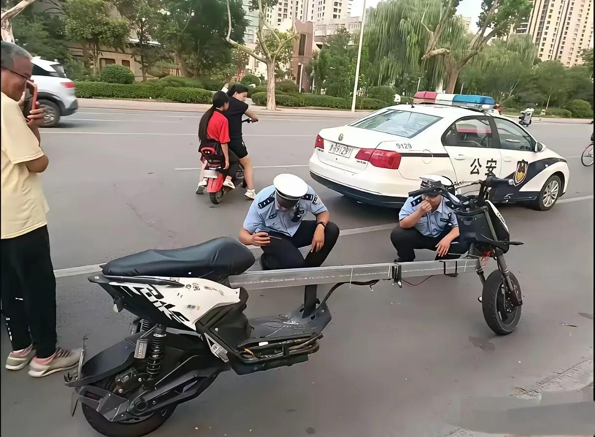 高手在民间，这话一点也不假。你们看看，这玩意是不是很有创意？是不是让交警看了，也