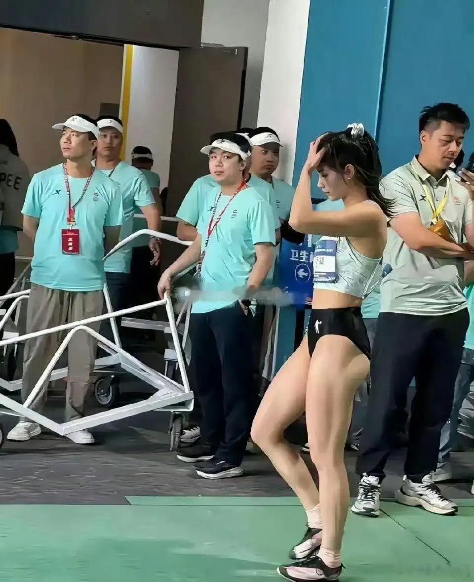 夏思凝这腿一看就知道练什么运动的吧，比吴艳妮还粗了 