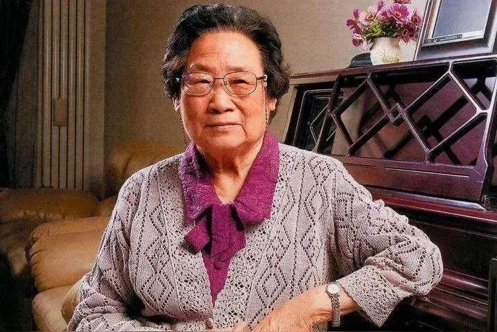 公元2025年4月30日，屠呦呦当选美国国家科学院院士。
屠呦呦没有在国内当选院
