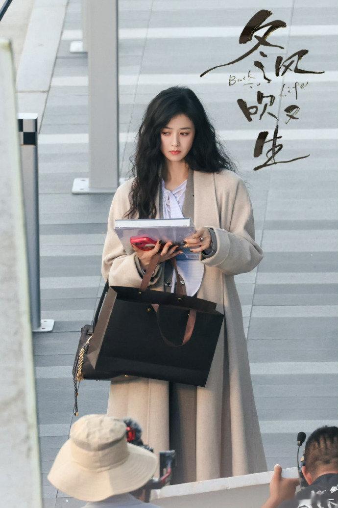 蒋欣候场就这样轻松出神图冬风吹又生 镜头感真的是天生的吧！蒋欣候场随随便便就能拍