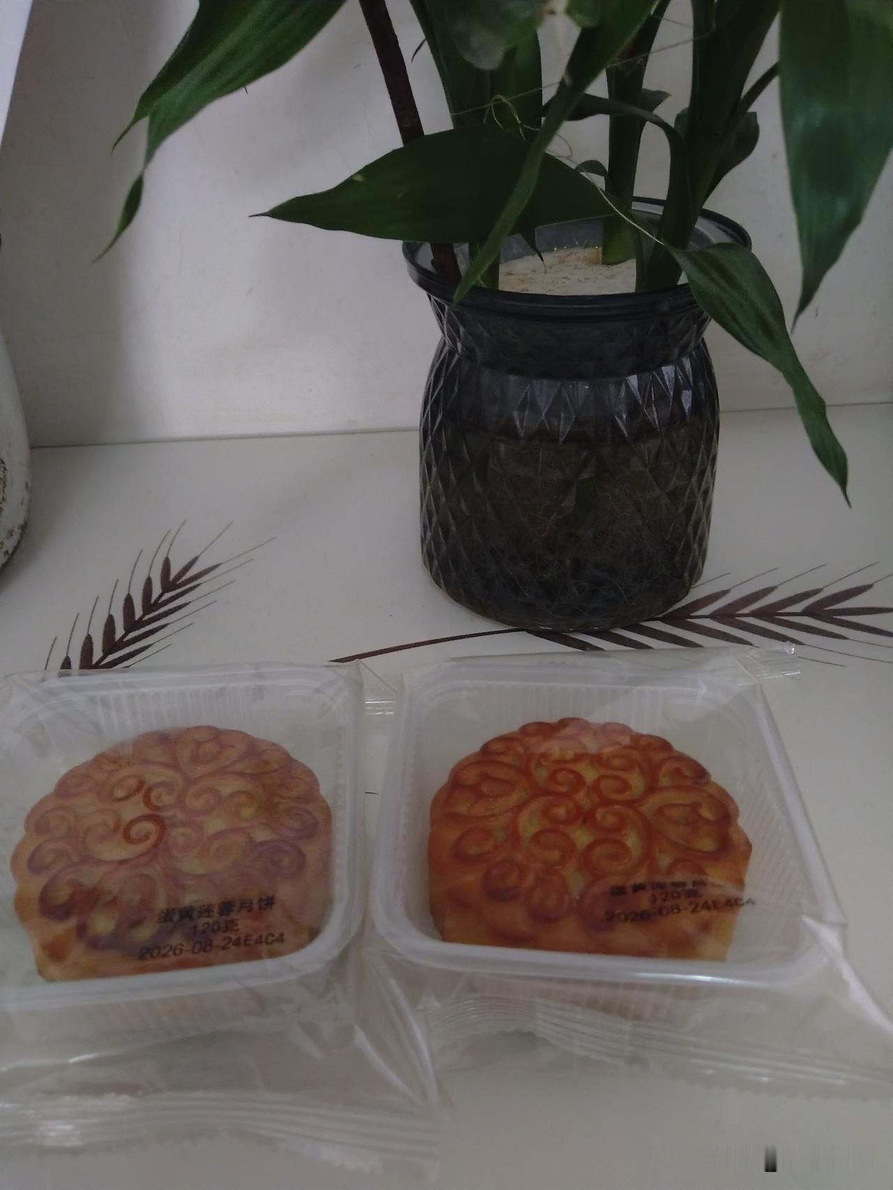 别看月饼少，尝个味就好。
别嫌月饼小，照样能吃饱。
老板也很难，今年没挣钱。
能