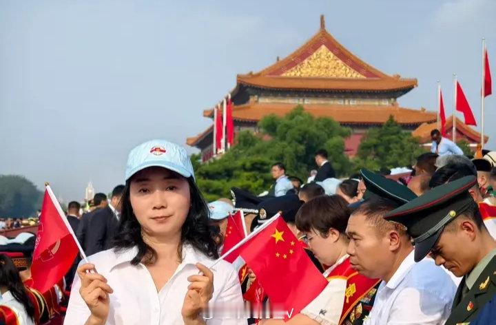烈士陈祥榕的母亲姚久穗受邀现场观礼九三阅兵。“看着广场上一列列士兵，我就想到了祥