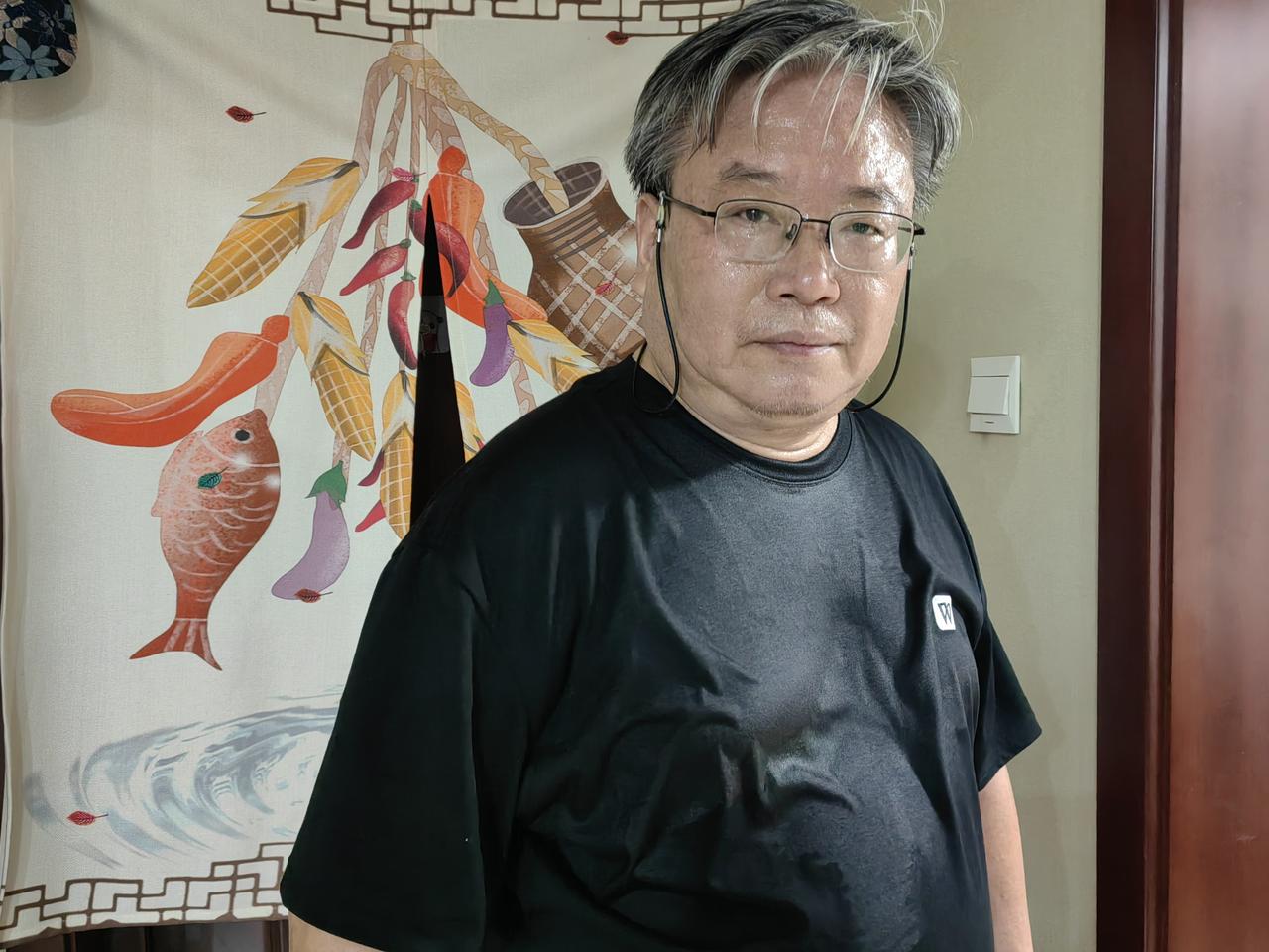 今天下午一直头晕脑胀气短，感觉中暑了，冰棍空调都救不了。晚上啃了中午打包的两块猪