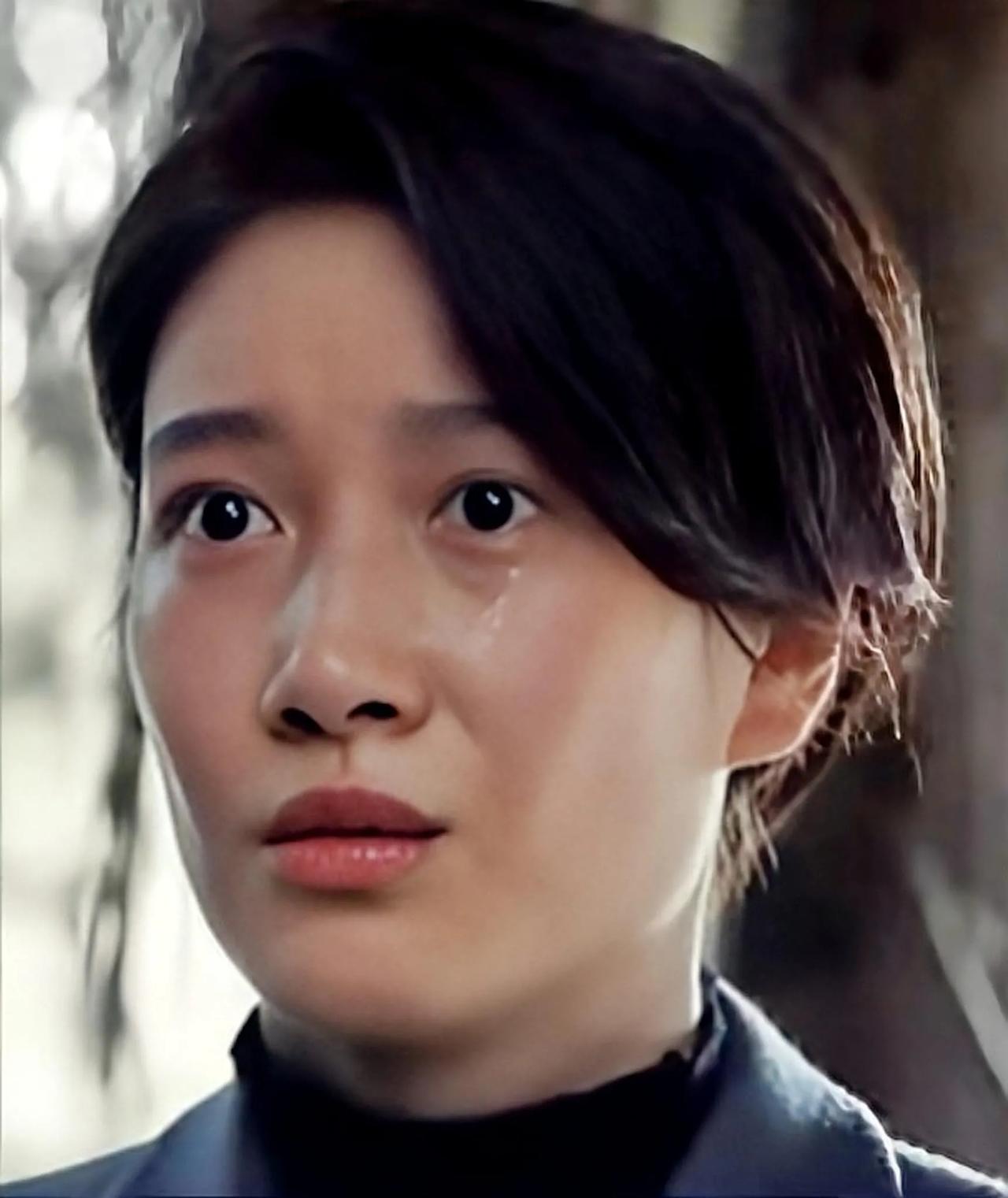  蓝冰的扮演者啜妮，虽然不是女一号，但越来越喜欢看她，烧脑的剧情转变神乎其神，不