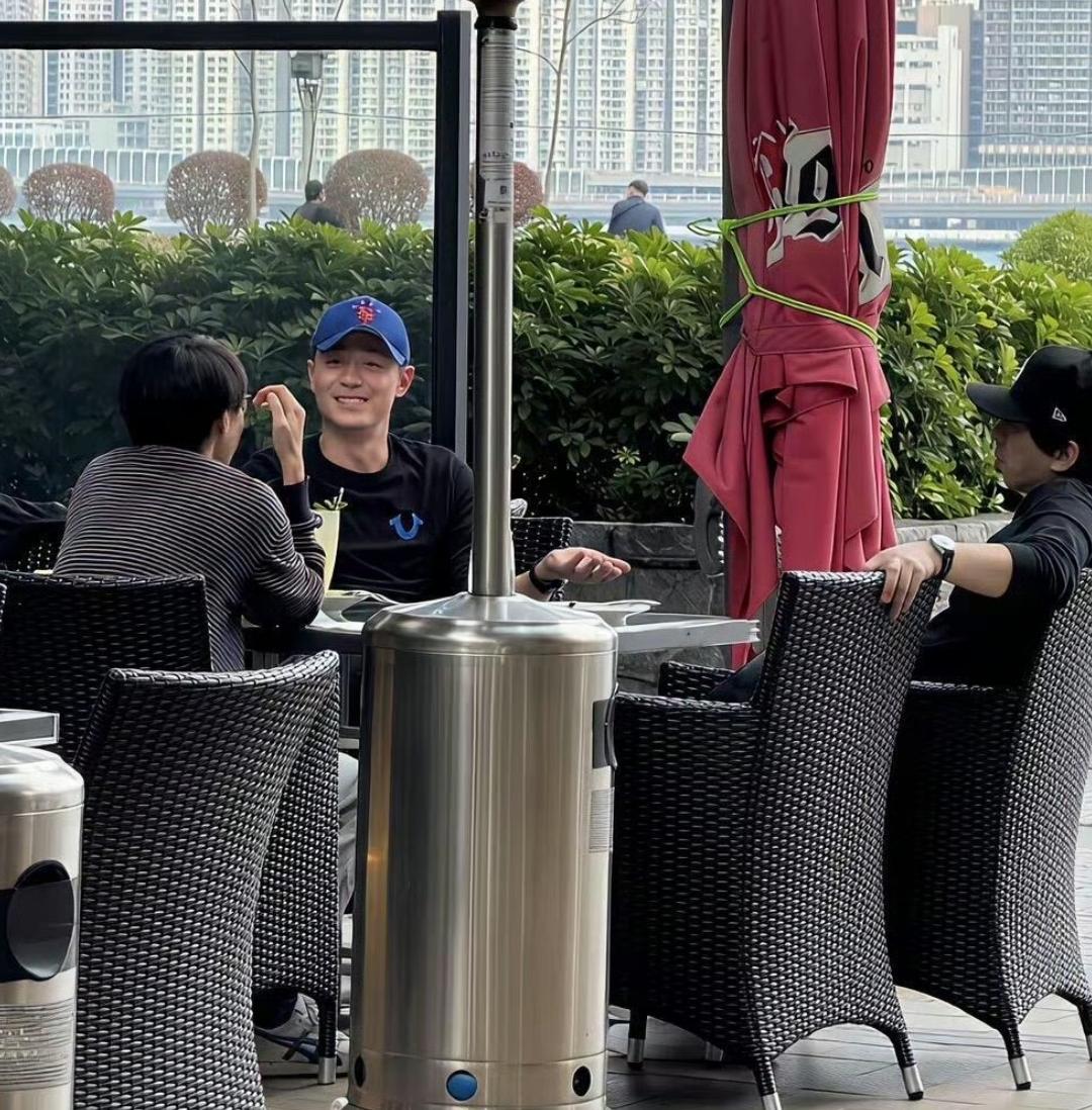 谁再说霍建华这条紧身牛仔裤丑？

上半身黑 T 配棒球帽，精英感直接拉满，下半身