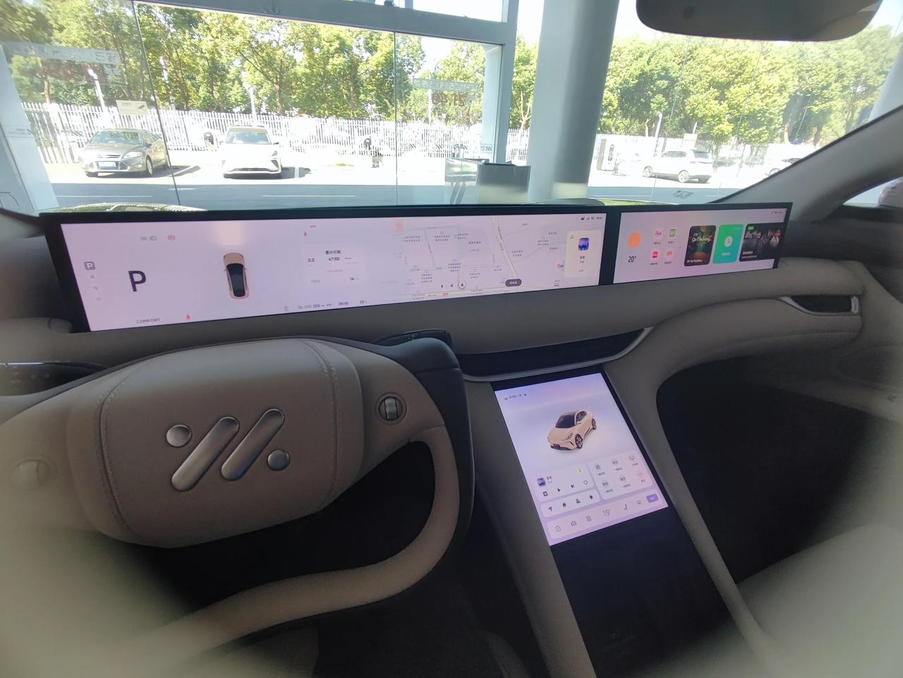 上汽的智己LS6绝对是被忽视了的一款性价比极高的电车，唯一缺点可能就是品牌认知度