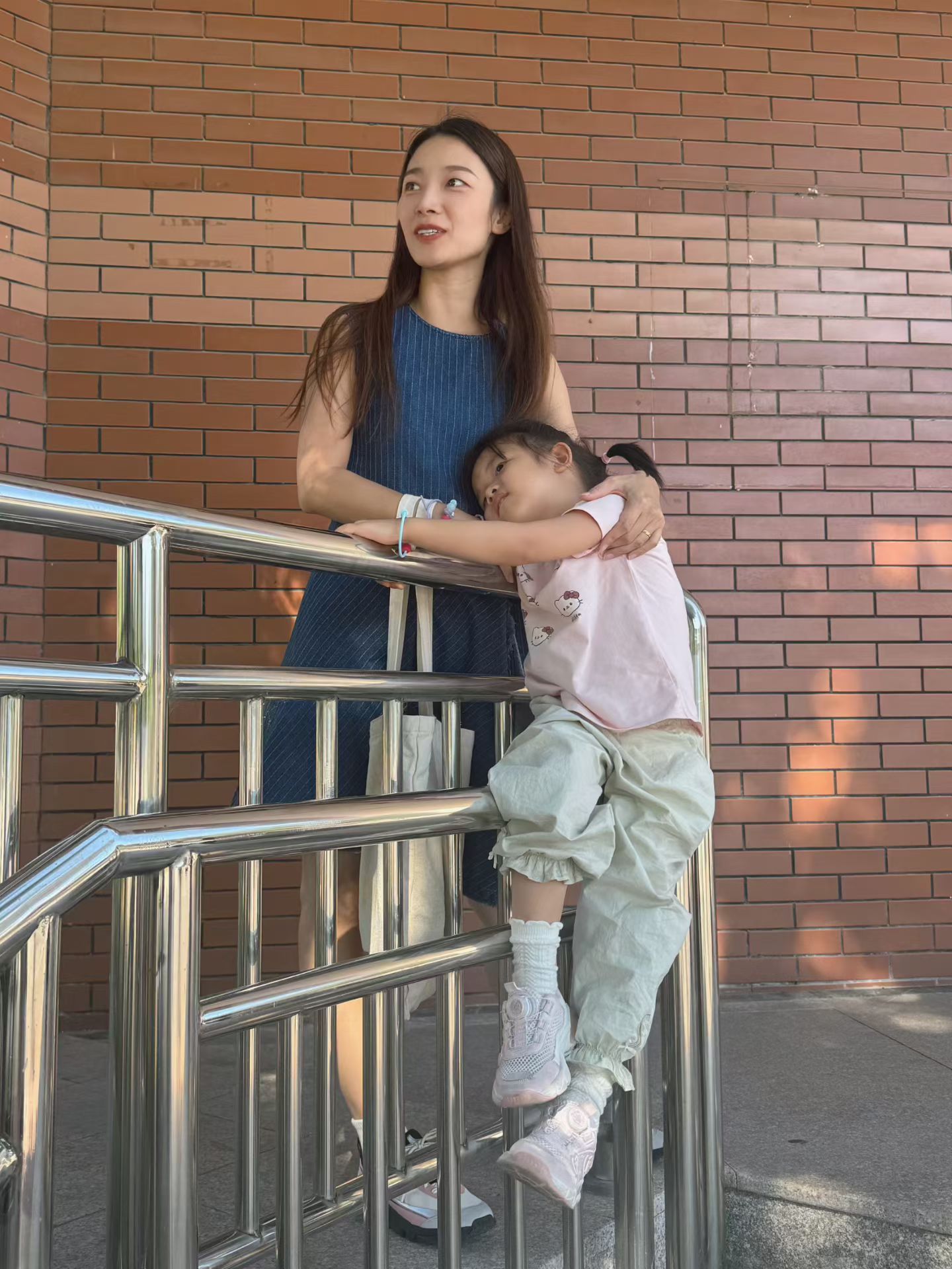 今天对小朋友的哼唧主打一个无限宠溺：想玩啥玩啥。所以，动物园，我想了想，好像就看