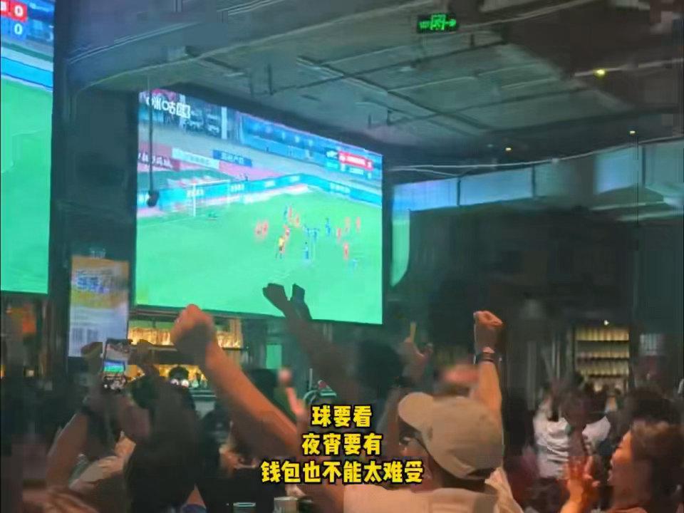 上海人的看球快乐很便宜比头球绝杀更绝的是上海球迷上海随处可见免费观赛大屏，只需简