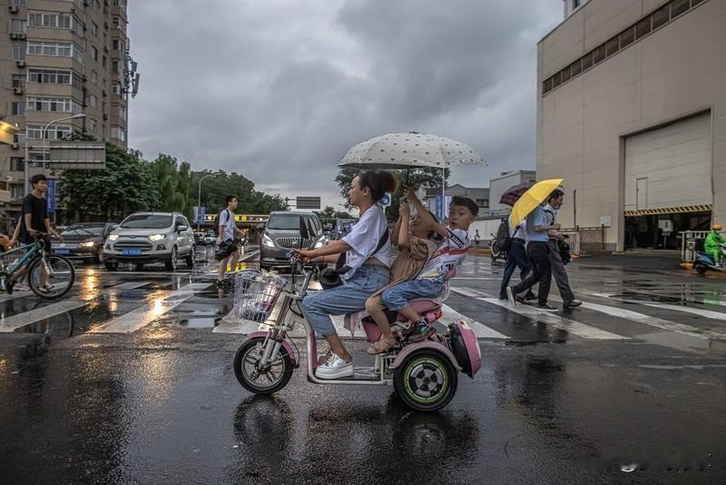 每天都是雷阵雨闷热天，人的心情很不好，老天爷为什么要这样磨人，晴天不是晴天，雨天