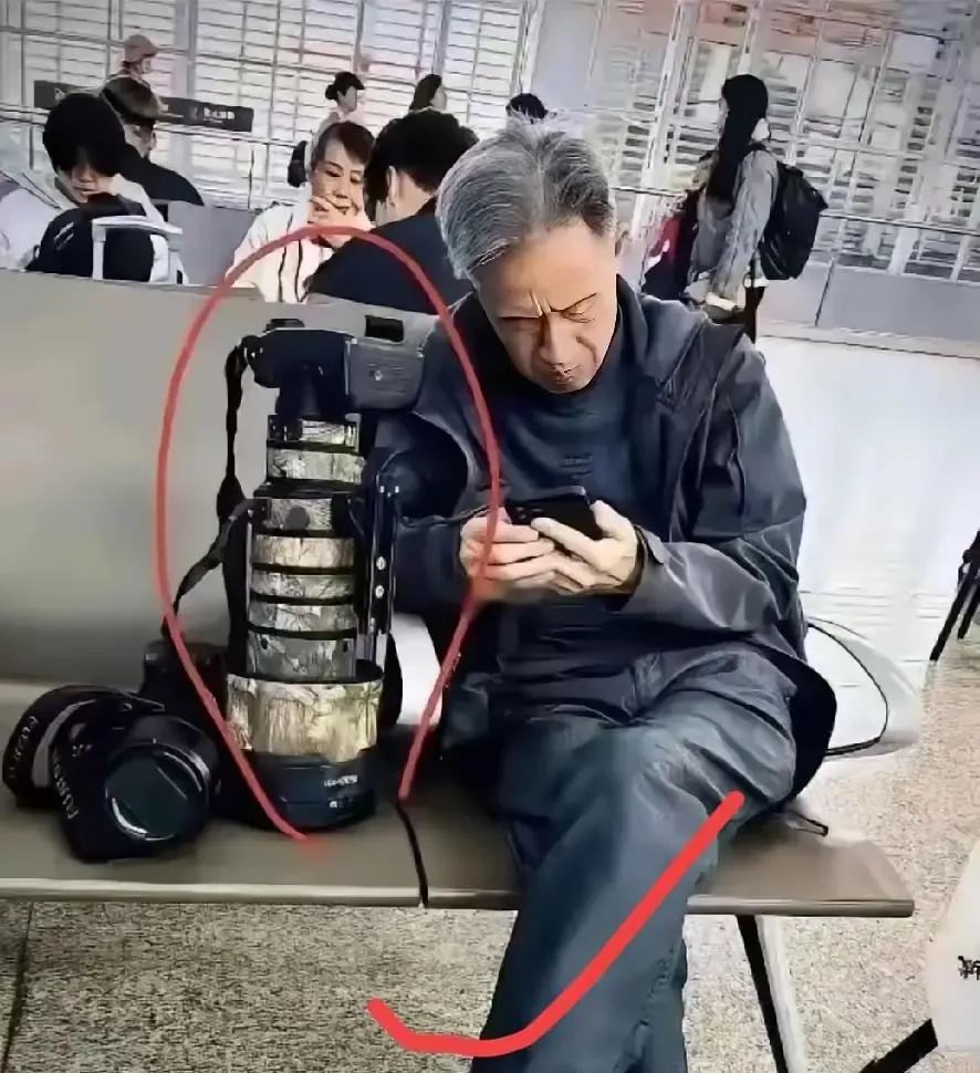 高铁站候车大厅，一位大爷安安静静待车的样子，太普通了。穿着干净朴素的旧外套，身形