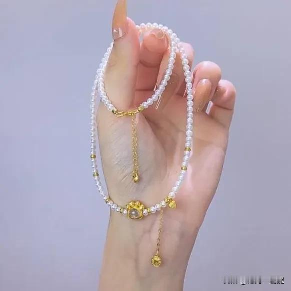 有些女人真的是睁眼瞎，
她明知道他图的是你下半身，
她还装作若无其事，
其实图你