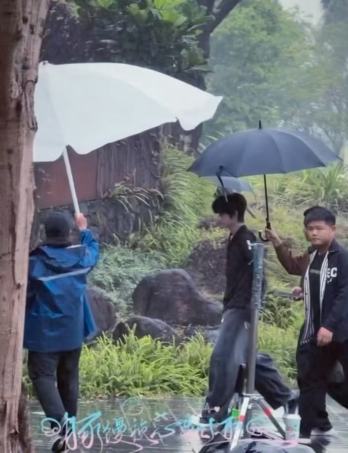 王橹杰满分爱豆好敬业 王橹杰好薄一片