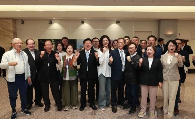 原前言：郑丽文所乘班机缓缓降落在台湾桃园机场，舱门打开的一刻，机场外早已分成两拨