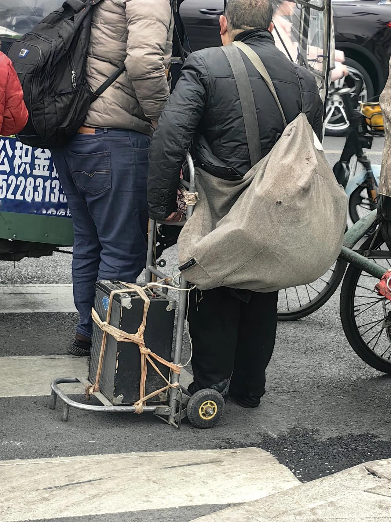 沿街乞讨的不正常，每逢大型活动各类乞讨人员蜂拥而至，而平时路边看不到1名乞讨人员