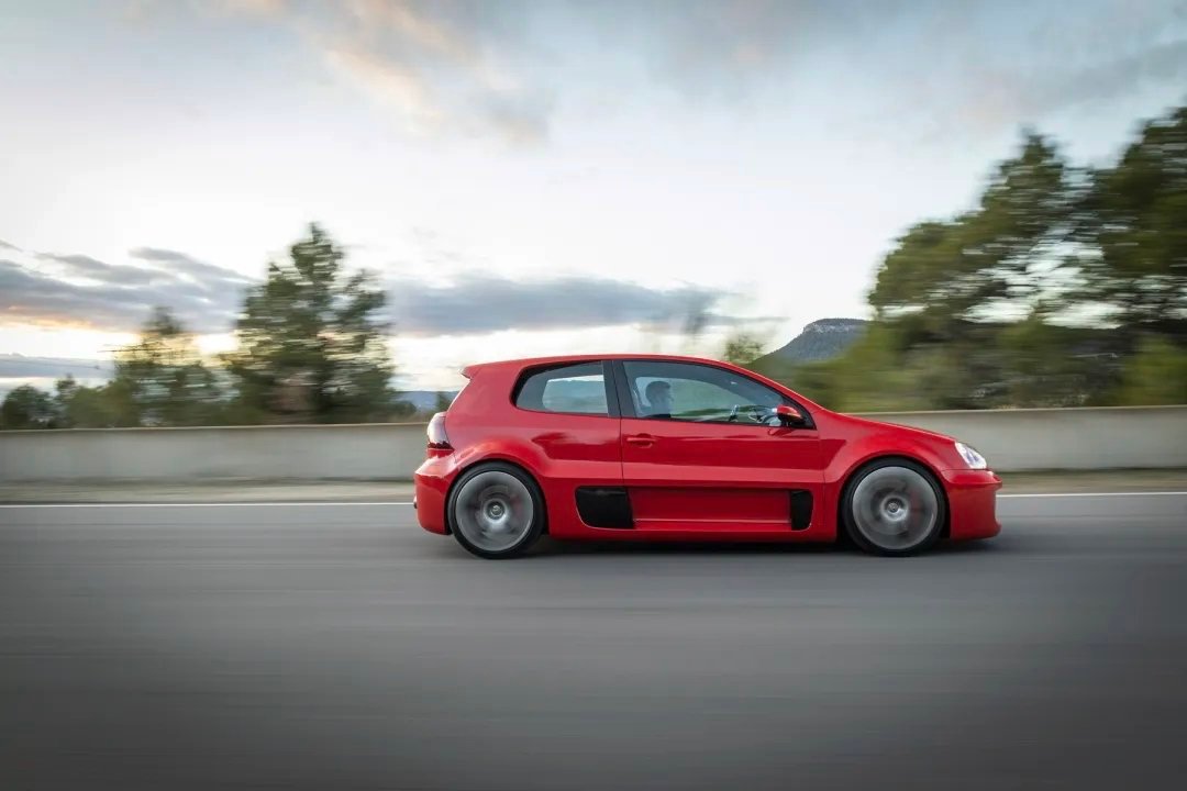 车市热门 高尔夫GTI W12-650换上了红色涂装 