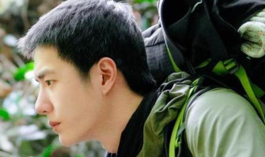 在一档户外挑战节目中，被问及悬崖走钢丝的体验时，王一博笑着回应“先来”，语气干脆