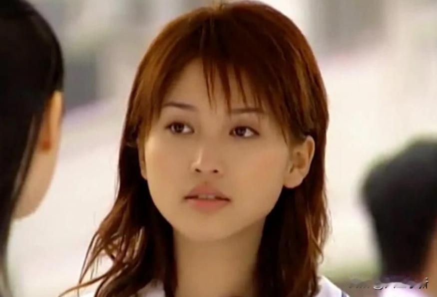 大家还记得《十八岁的天空》里的蓝菲琳吗？如今的金莎现身婚礼唱歌，3首歌赚35万！