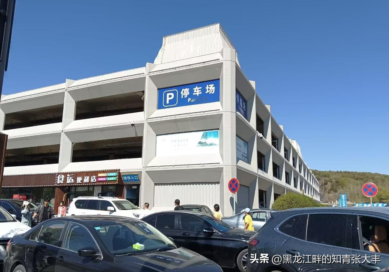 今天游长春净月潭，在跃层停车场旁突发奇想 ：建筑师有创意地设计一下，怎样的建筑设