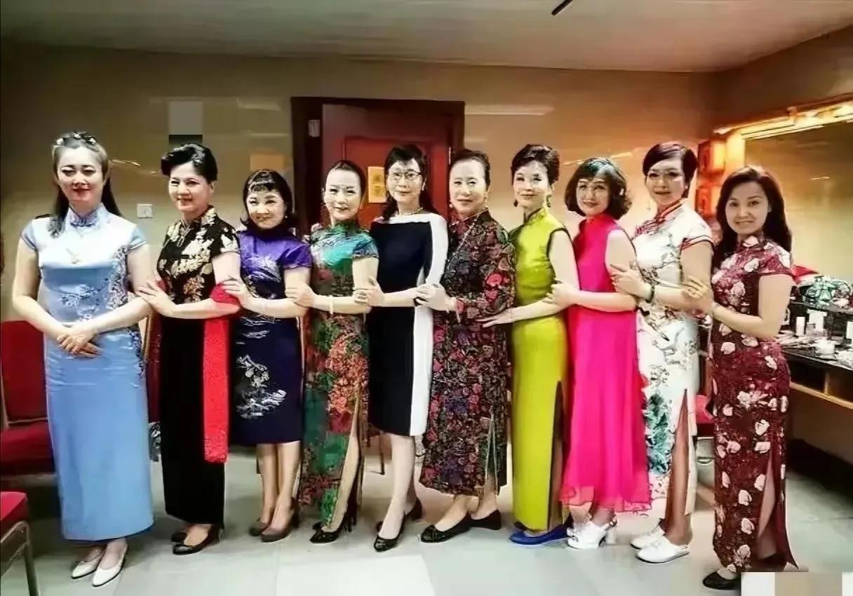 满满的回忆和感动。
这是87版《红楼梦》30年后聚首的一张图片，拍摄时间是201