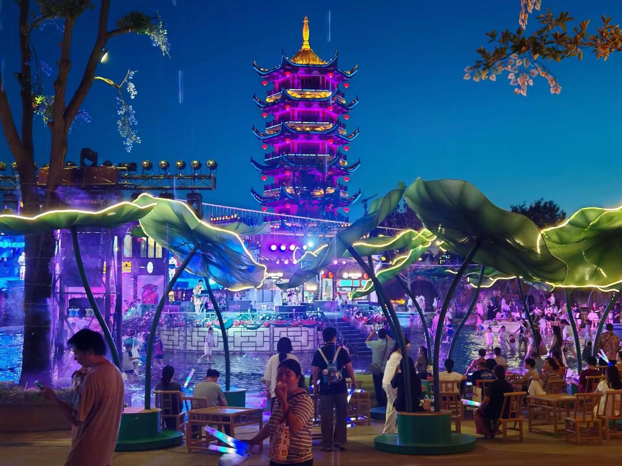 清凉一夏祥云湾！湖北云梦！夜幕低垂，云湾的灯光如星河倾泻，点亮了夏夜的梦。古塔在