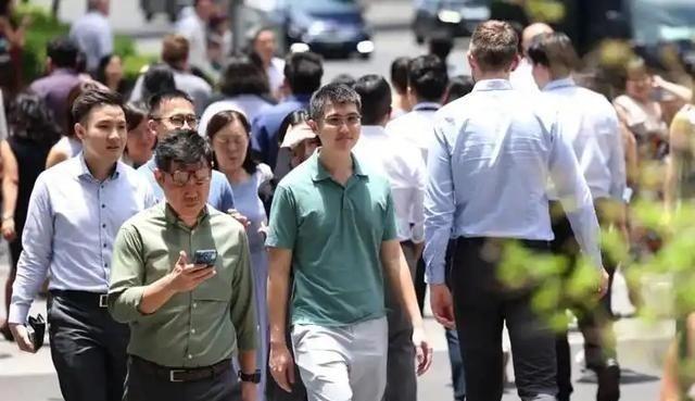 一个新加坡网民在社交平台上的发言，大意就是：新加坡是主权独立的富裕国家，最烦中国