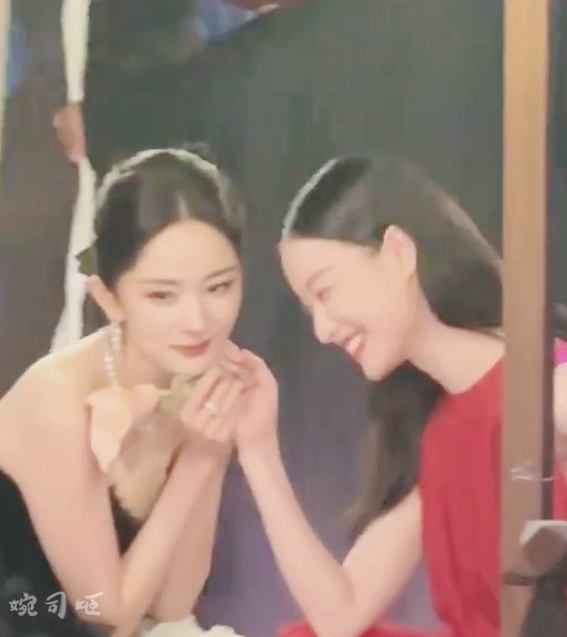 倪妮这会儿羞成一个番茄了没看见…… ​​​