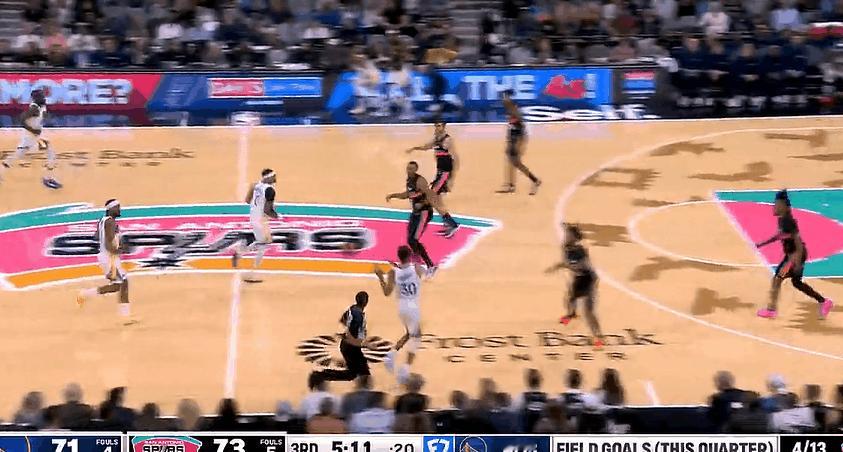 绝境看库里！今天勇三疯又来啦！
在今天NBA常规赛勇士对阵马刺的第三节比赛中，库