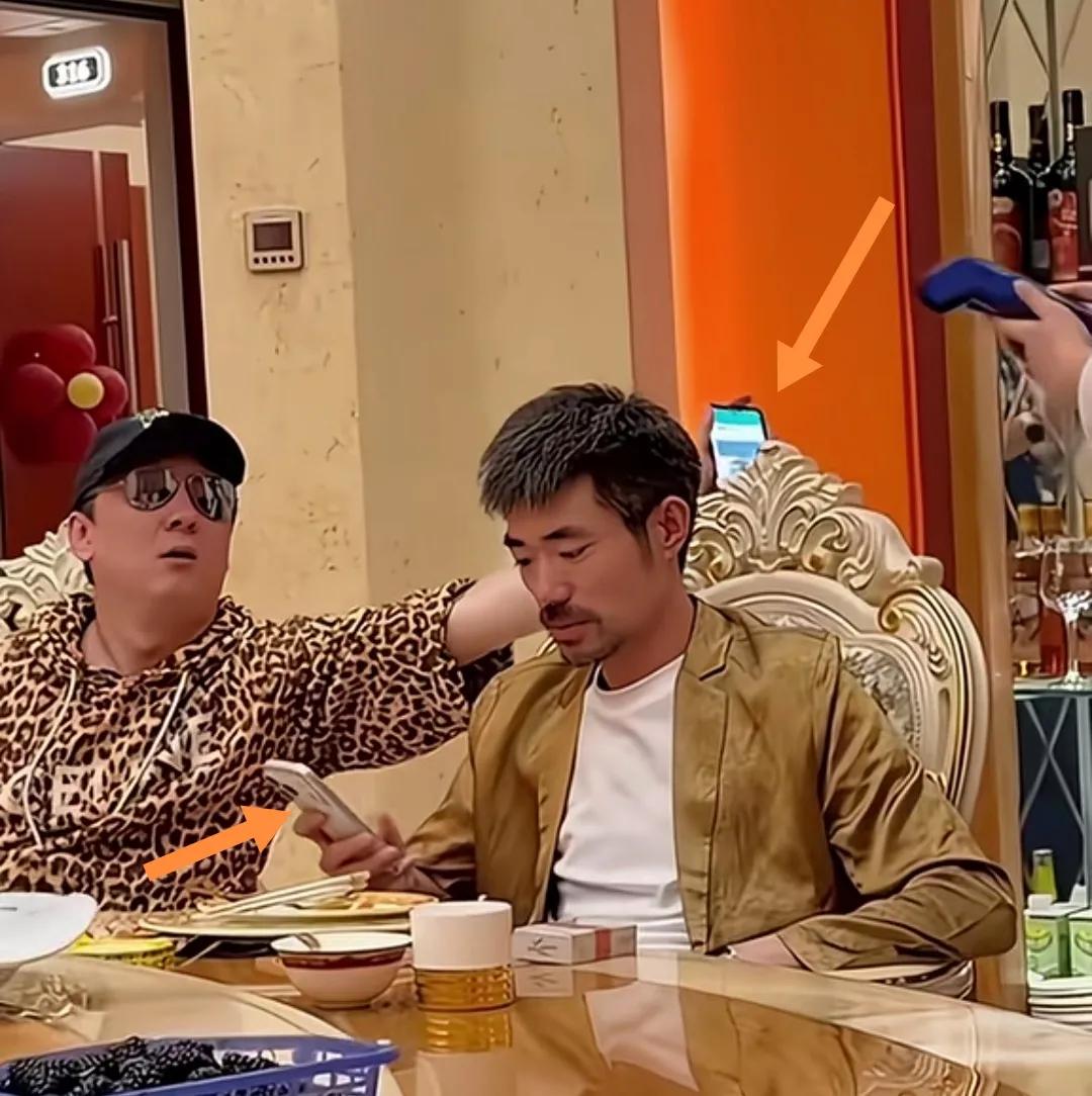大v聚餐，抢用手机付款。