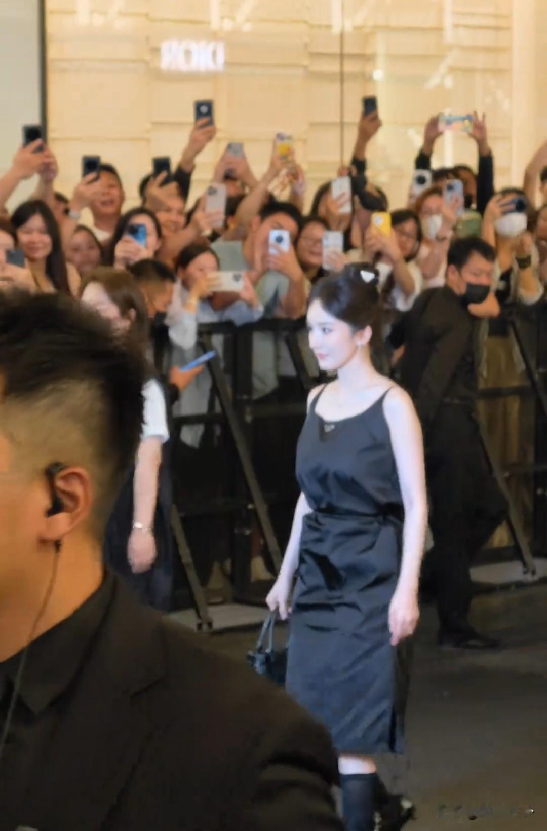 杨幂来了，现场粉丝尖叫不断[捂脸][捂脸][捂脸]女神杨幂参加深圳湾万象城PRA