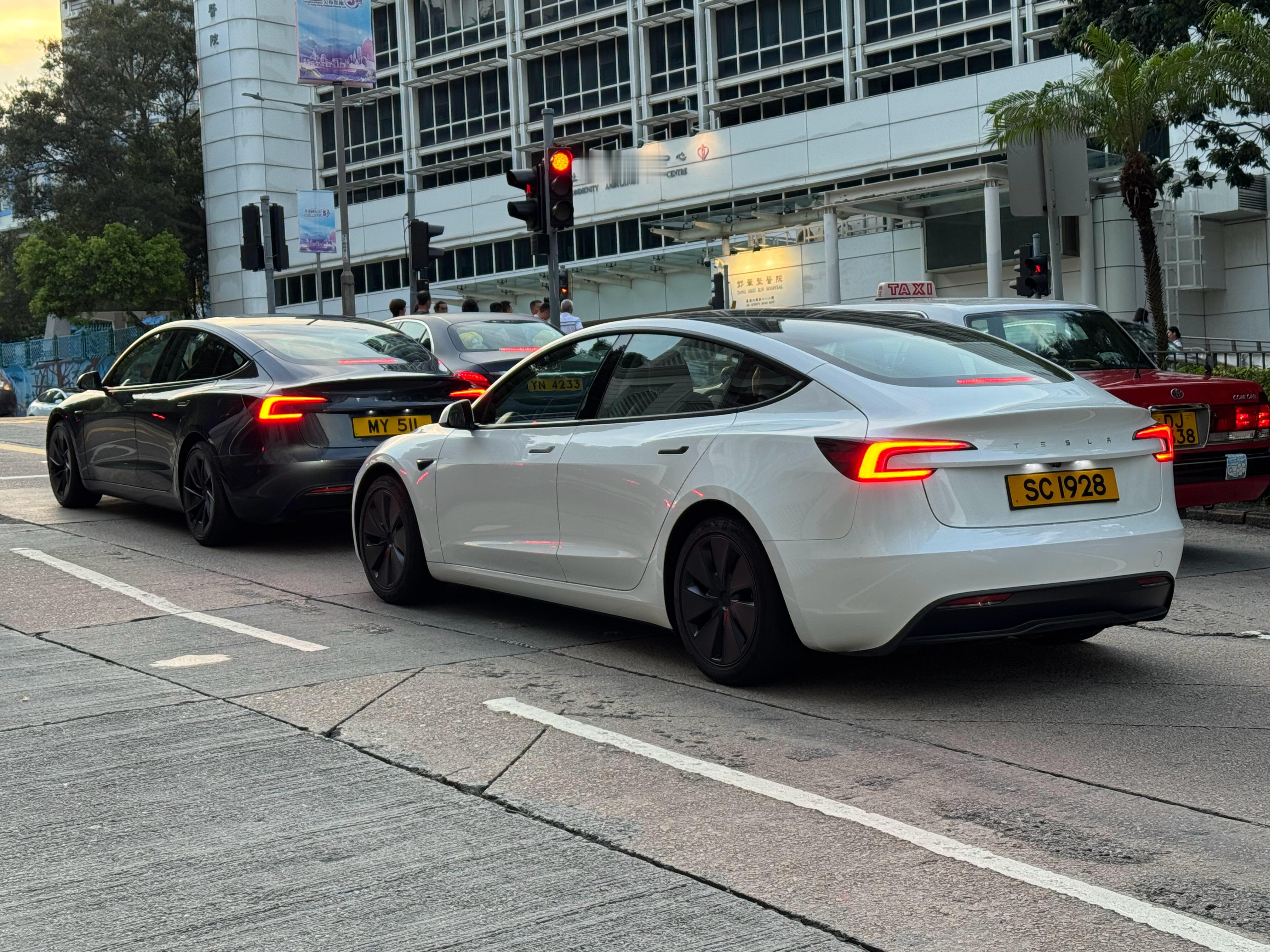 小李飞车 国产新能源车车内语音非常方便，很多合资汽车品牌全都跟进了，特斯拉 总有