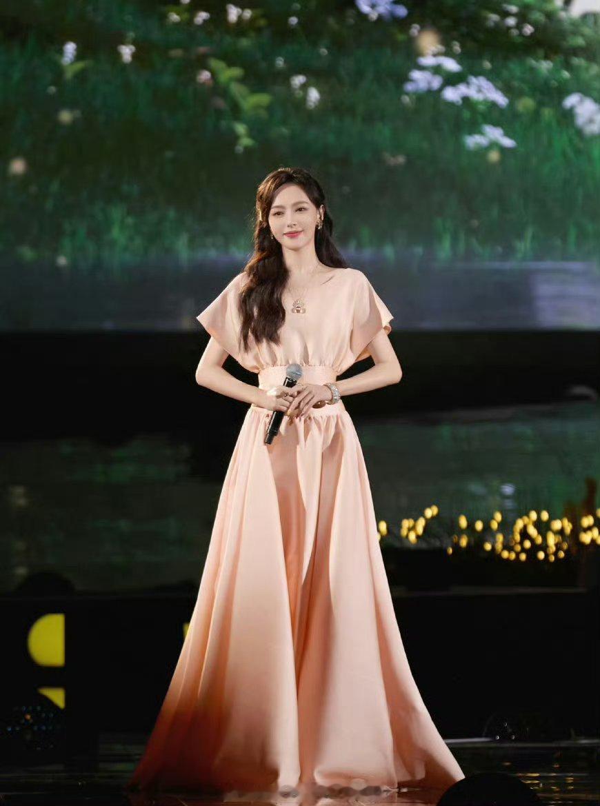 唐嫣美成啥了 欧豪也是个神完全被吸引了所有注意力的女神 ​​​