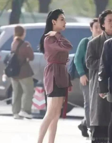 怪不得宁静说张雨绮“全身散发着肉香”！
现实里要是遇见，我勒个去！
完全不像电视