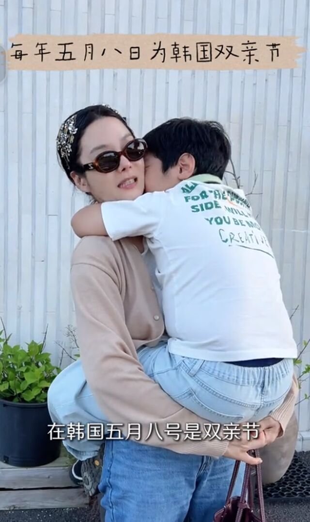 蔡琳和儿子过父母节，珉宇想到爸爸情绪低落，母子抱一起都快哭了 