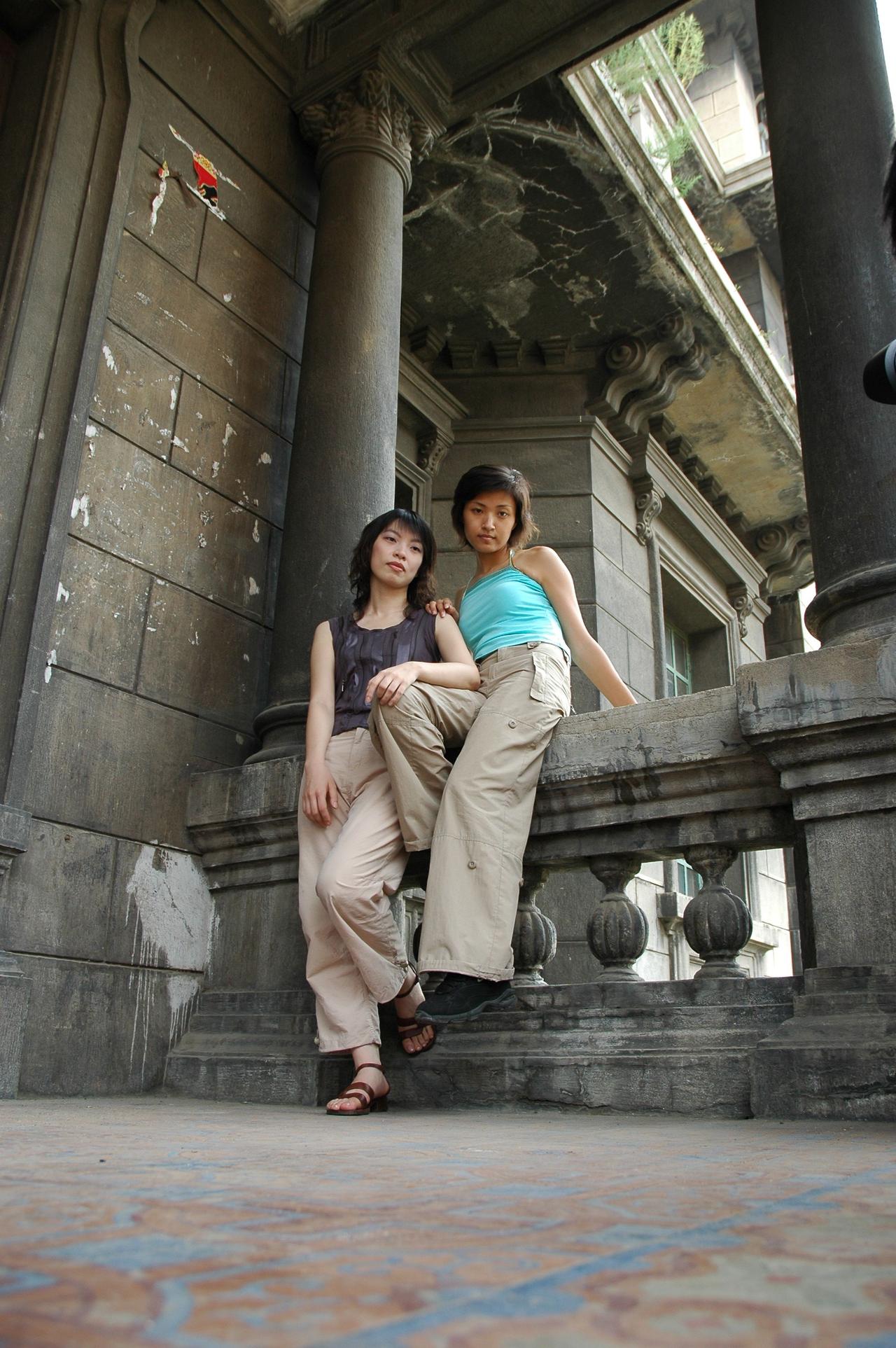 🏛️ 老建筑的皱纹里，藏着少女们的夏天✨ 石柱沉默如碑，青春却在石阶上蹦跳💃