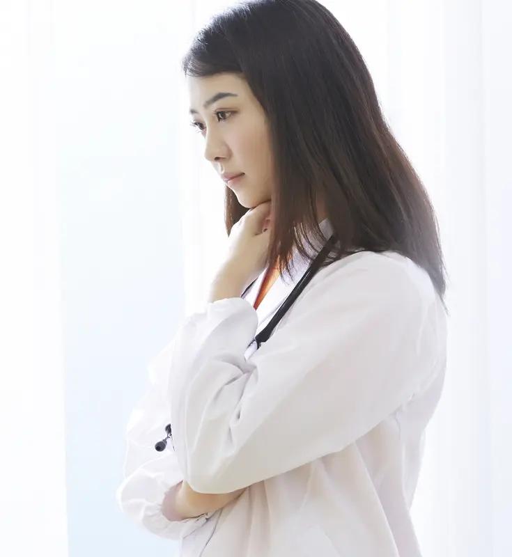 前段时间，因身体出了点问题，跑了好几天医院。主治医生是一个年轻的女大夫，人特别细