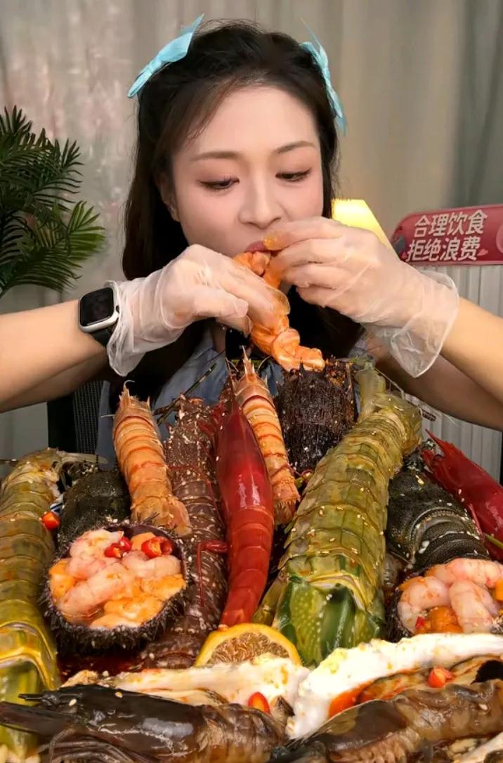 美食佳肴香，美人相伴欢。#美食佳肴大赏# #美食的魅力何在# #女神永远爱美食#