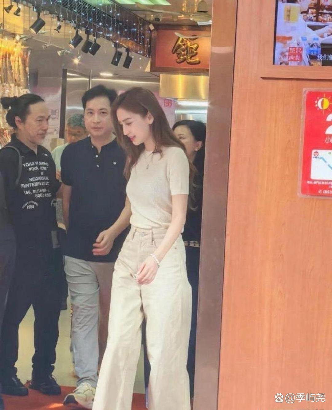 明星就是不一样，ba‏⁠b‎‏y又白又‎‎瘦又好看，皮肤白﻿﻿到发‎‏光，身材超
