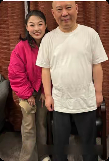 赵芸一被郭德纲一句“说相声的往后边去”安排到了队伍后排，这件事让不少人挠头。作为