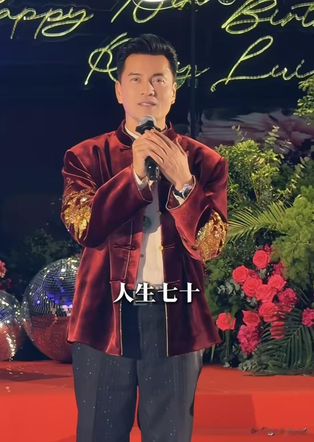 不管吕良伟上没上科技，还是滤镜，每次看他出现，讲话都是精气神十足，亲自示范站桩，