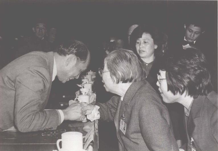 1987年3月24日，在全国政协六届五次会议开幕式上，邓颖超与霍英东亲切交谈。