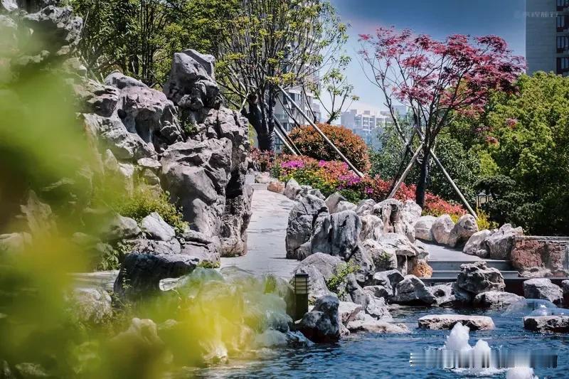 对联这东西，看着简单，实则藏着中国文人千年智慧。就说“翠阶雅景藏幽境”这句上联，